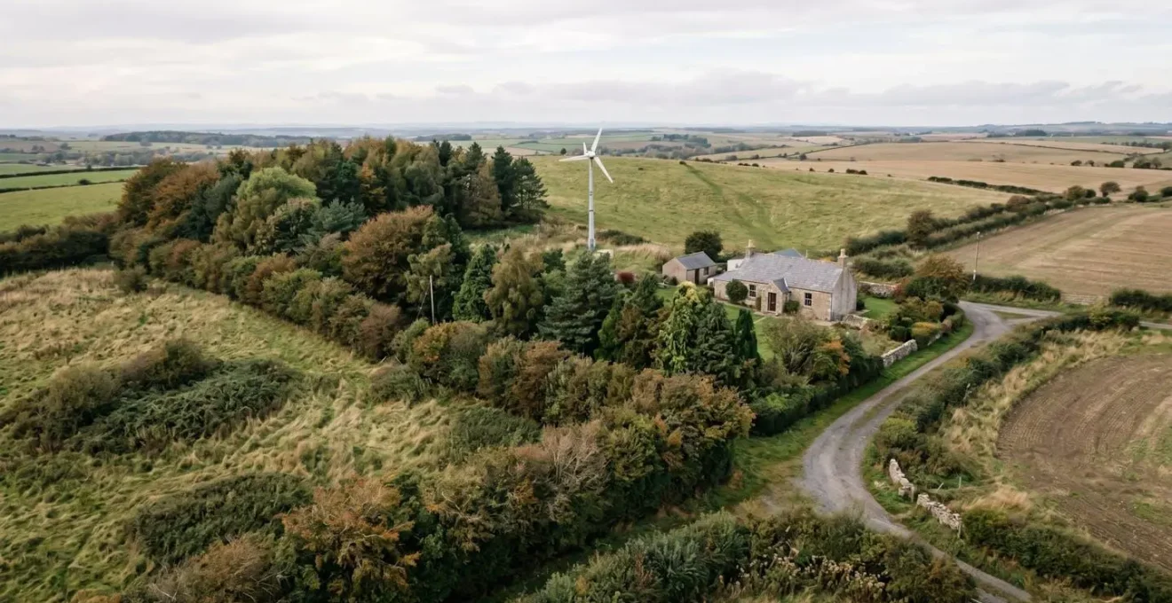 Vue en plongée d'un terrain résidentiel montrant l'interaction entre végétation et flux d'air autour d'une éolienne