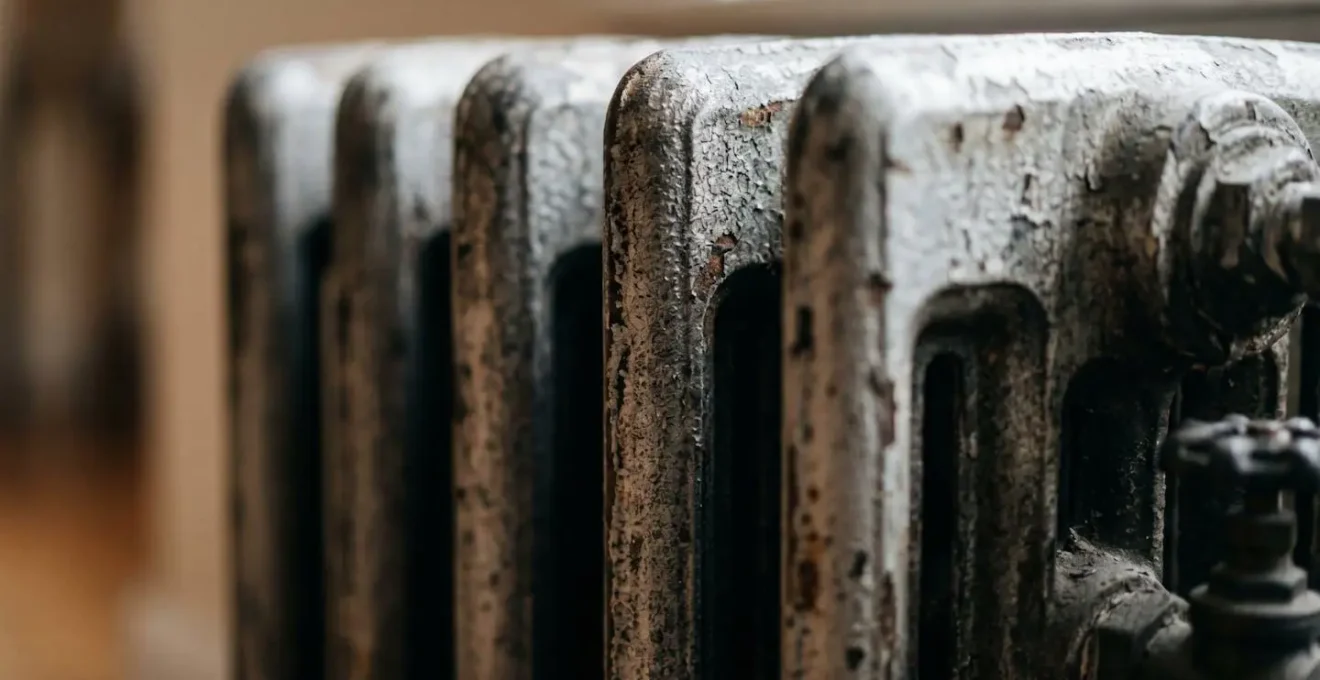 Radiateur en fonte traditionnel illustrant les défis de compatibilité avec les systèmes basse température