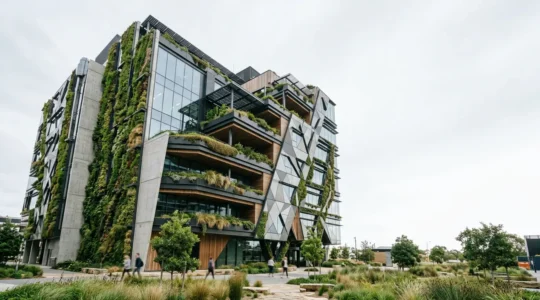 Vue architecturale d'un immeuble moderne avec certification environnementale et critères de durabilité verts